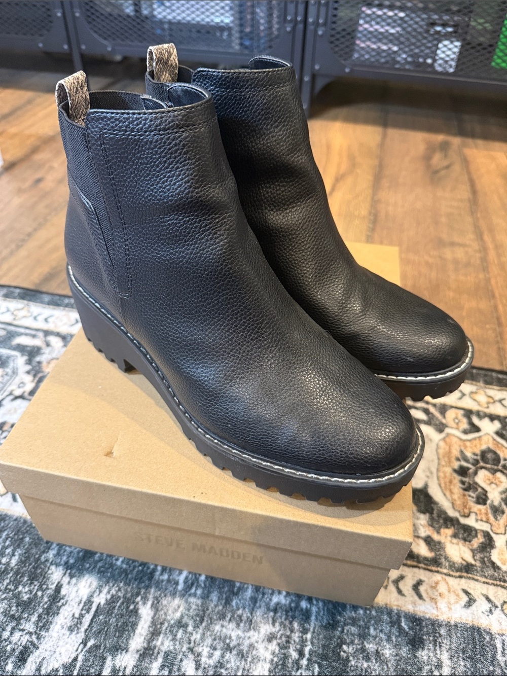 UNIVERSAL THREAD Black Leather Platform Chelsea Boots